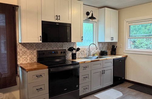 Cedar Rapids - Iowa City House | Kadia’s Place The One Near Ellis and Downtown