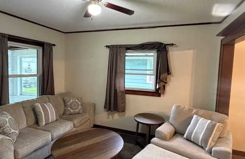Cedar Rapids - Iowa City House | Kadia’s Place The One Near Ellis and Downtown