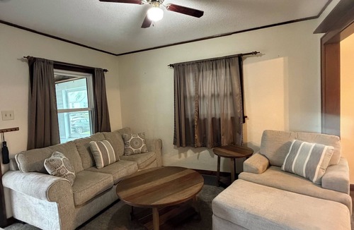 Cedar Rapids - Iowa City House | Kadia’s Place The One Near Ellis and Downtown