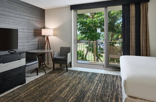 Diamond Head - Kapahulu - St. Louis Hotel | Kaimana Beach Getaway | Park View King | Direct Beach Access