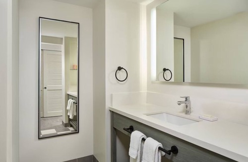 Diamond Head - Kapahulu - St. Louis Hotel | Kaimana Beach Getaway | Park View King | Direct Beach Access