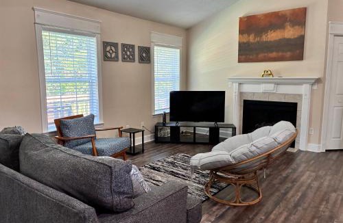 St. Robert House | KALMNEZ 10 minutes from FLW