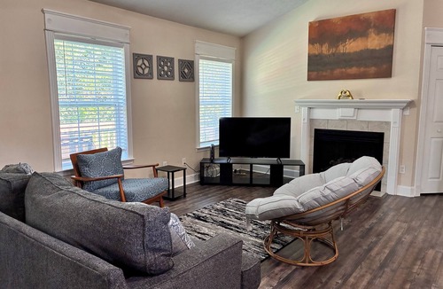 St. Robert House | KALMNEZ 10 Minutes from FLW visiting Center in ST. Robert, MO.
