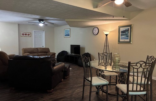 St. Robert House | KALMNEZ 10 Minutes from FLW visiting Center in ST. Robert, MO.