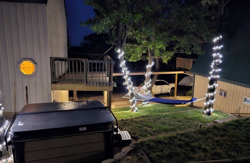 Hoyt Cabin | Kalos Lakeside lodges on Lake Eufaula with private boat ramp and dock slips.