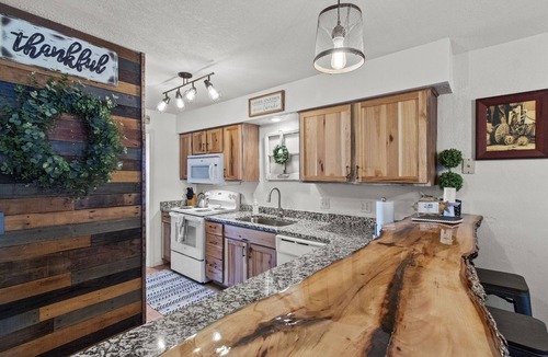 Table Rock Condo | KamAlot Kottage~Luxury Lakeview Condo~Pointe Royale Resort~Pools