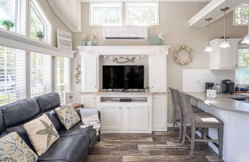Largo Gardens Cottage | Kampground Paradise w/Kayaks, Heated Pool & Marina