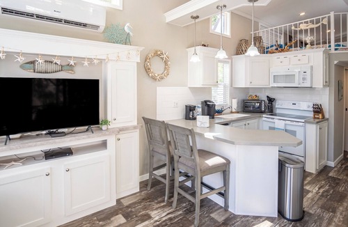 Largo Gardens Cottage | Kampground Paradise w/Kayaks, Heated Pool & Marina