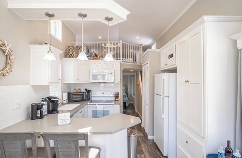 Largo Gardens Cottage | Kampground Paradise w/Kayaks, Heated Pool & Marina