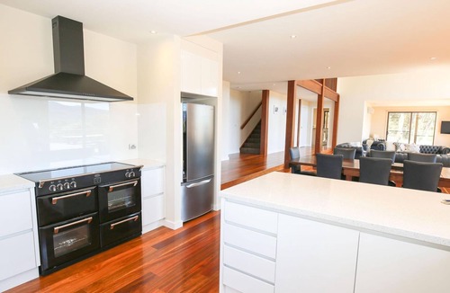 Bright House | KANGAROO LODGE: Bright