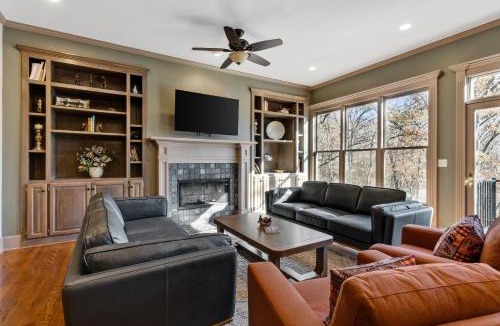 Bucyrus House | Kansas City Creekside Lodge on 22 Acres for Groups