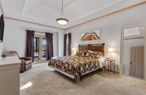 Bucyrus House | Kansas City Creekside Lodge on 22 Acres for Groups