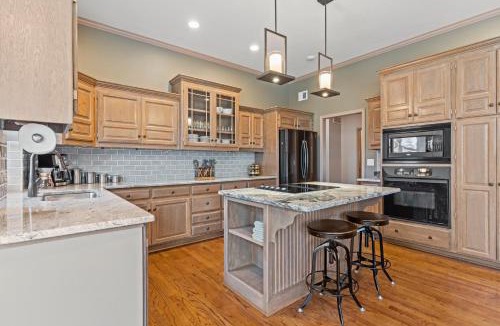 Bucyrus House | Kansas City Creekside Lodge on 22 Acres for Groups
