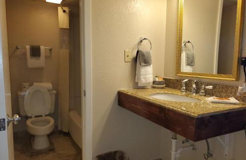 Oakley Hotel | Kansas Country Inn