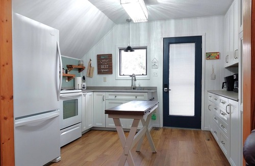 Anthony Cabin | Kansas Lake House With Private Boat Dock