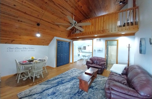 Anthony Cabin | Kansas Lake House With Private Boat Dock