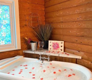 Blairgowrie Cabin | Kaoglen Doe-Feature Bathroom-Cairngorms-Pets Allowed