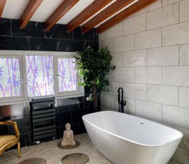 Blairgowrie Cabin | Kaoglen Zen-Feature Bath-Dunkeld-Route 500