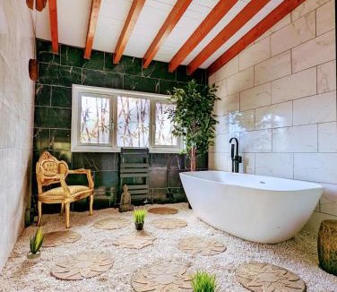 Blairgowrie Cabin | Kaoglen Zen-Feature Bath-Dunkeld-Route 500