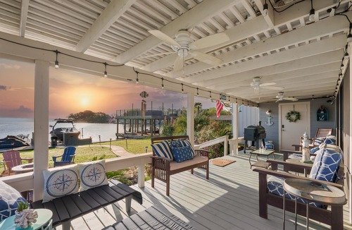 April Sound Cottage | Karaoke,Arcade,Firepit,PrivateDock,Projector,Kayaks,SUP,Fishing,Massage,Mixology