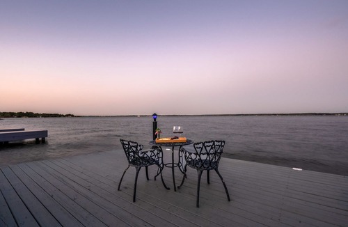 April Sound Cottage | Karaoke,Arcade,Firepit,PrivateDock,Projector,Kayaks,SUP,Fishing,Massage,Mixology