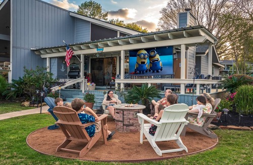 April Sound Cottage | Karaoke,Arcade,Firepit,PrivateDock,Projector,Kayaks,SUP,Fishing,Massage,Mixology