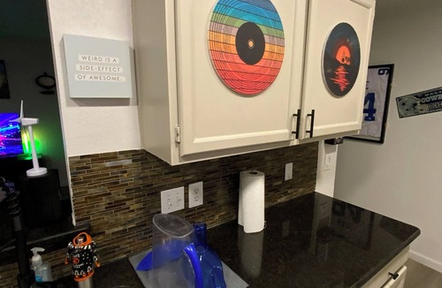 Pflugerville House | Karaoke, memorabilia, vinyl records, RGB lighting, instruments, patio!