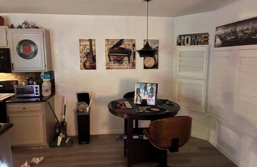 Pflugerville House | Karaoke, memorabilia, vinyl records, RGB lighting, instruments, patio!