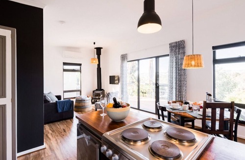 Blewitt Springs Cottage | Karawatha Cottages B&B