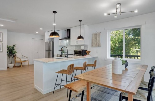 SeaTac Cottage | Karmen's Lake Cottage A1