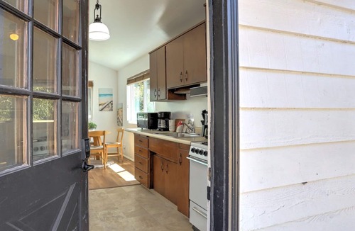 SeaTac Cottage | Karmen's Lake Cottage B