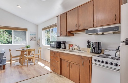 SeaTac Cottage | Karmen's Lake Cottage B