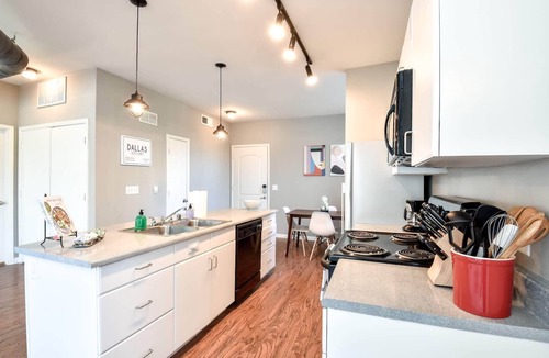 Legacy Park Apartment | Kasa | Bright & Airy Studio + Laptop Friendly | Plano