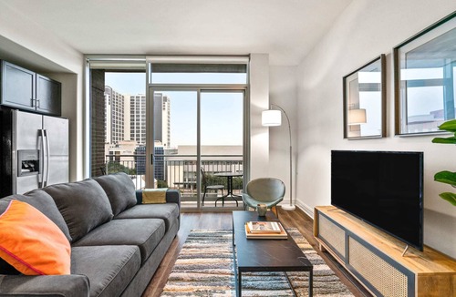 Waller Creek District Apartment | Kasa | Cozy 1BD + Pet Friendly | Austin