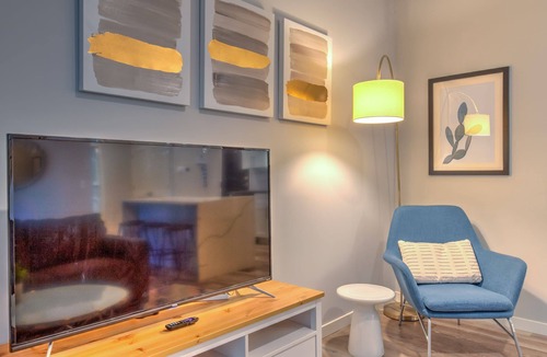 DeBaliviere Place Apartment | Kasa | Enjoy a Live Show at The Muny | Forest Park