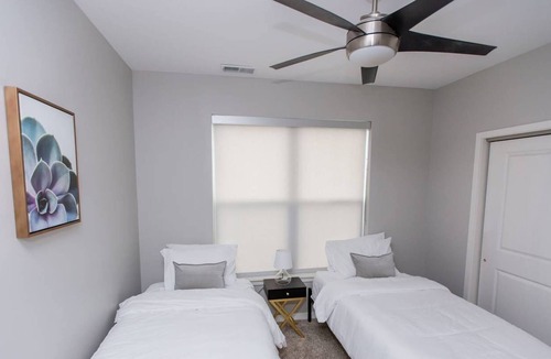 DeBaliviere Place Apartment | Kasa | Family Friendly 2BD + Near Zoo | Forest Park