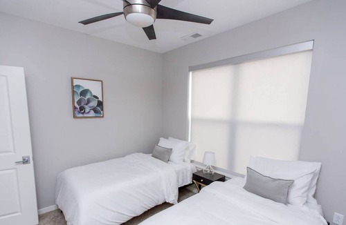 DeBaliviere Place Apartment | Kasa | Family Friendly 2BD + Near Zoo | Forest Park