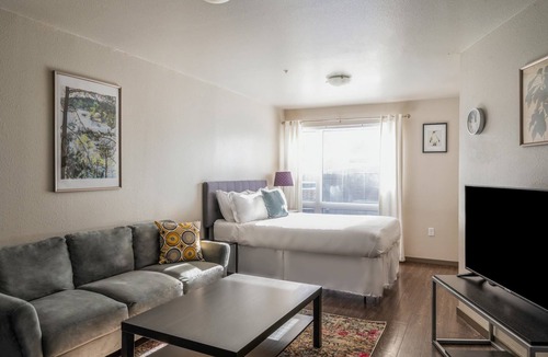 Prospect Park Apartment | Kasa | Study Friendly or Work Friendly, Fast Wifi | Minneapolis
