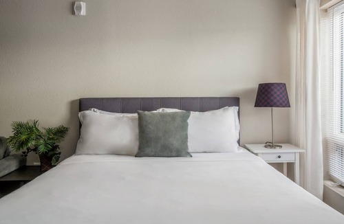 Prospect Park Apartment | Kasa | Study Friendly or Work Friendly, Fast Wifi | Minneapolis