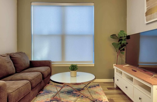DeBaliviere Place Apartment | Kasa | Welcoming 1BD + Walk to The Zoo | Forest Park