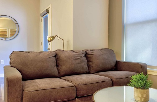 DeBaliviere Place Apartment | Kasa | Welcoming 1BD + Walk to The Zoo | Forest Park