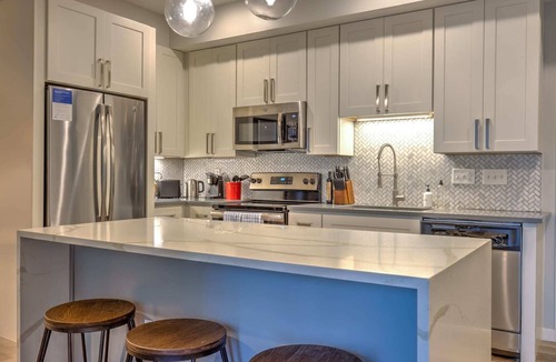 DeBaliviere Place Apartment | Kasa | Welcoming 1BD + Walk to The Zoo | Forest Park
