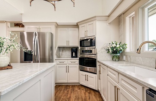 Laguna Park House | Kash Cove Lakeside Retreat - DIRECT LAKE ACCESS + HOT TUB + FIRE PIT + GRILL