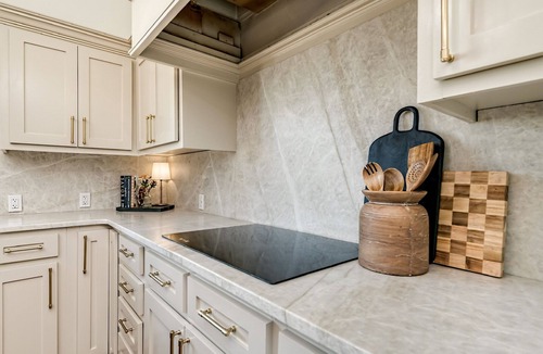 Laguna Park House | Kash Cove Lakeside Retreat - DIRECT LAKE ACCESS + HOT TUB + FIRE PIT + GRILL