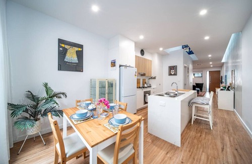 Tonsley House | Kashida - 2BR Townhouse WiFi Study