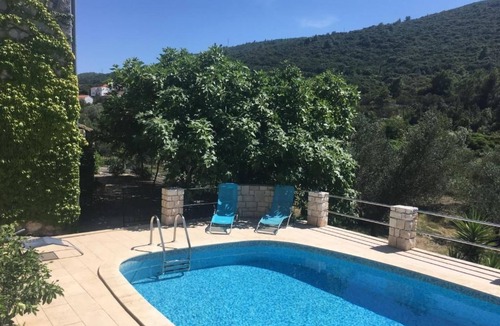 Cove Tri Zala (Zrnovo) House | "Kastil" mit privatem Pool by Interhome