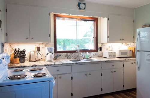 Bongard Cottage | Kat's Cradle Cottage in Prince Edward County. Waterfront on the Reach!