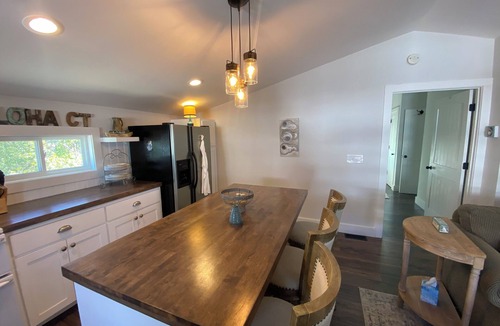 Gilbert Cottage | Kate's Cottage - charming 1-bedroom in Gilbert - lake front/dock access