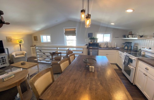 Gilbert Cottage | Kate's Cottage - charming 1-bedroom in Gilbert - lake front/dock access