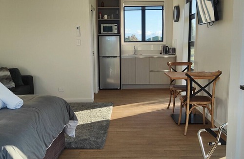 Kinloch Condo | Katelyn Studio - Rural Couples Retreat